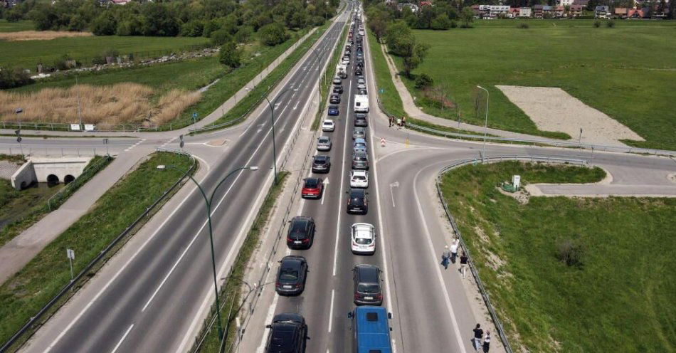 zdjęcie: Majówkowicze wracają z Tatr; korki na zakopiance i trasach alternatywnych / fot. PAP
