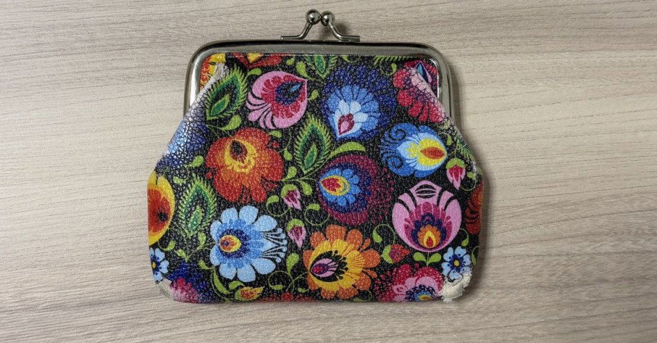 zdjęcie: Portmonetka odnaleziona w pilskiej poradni Ars Medical / fot. KPP Piła