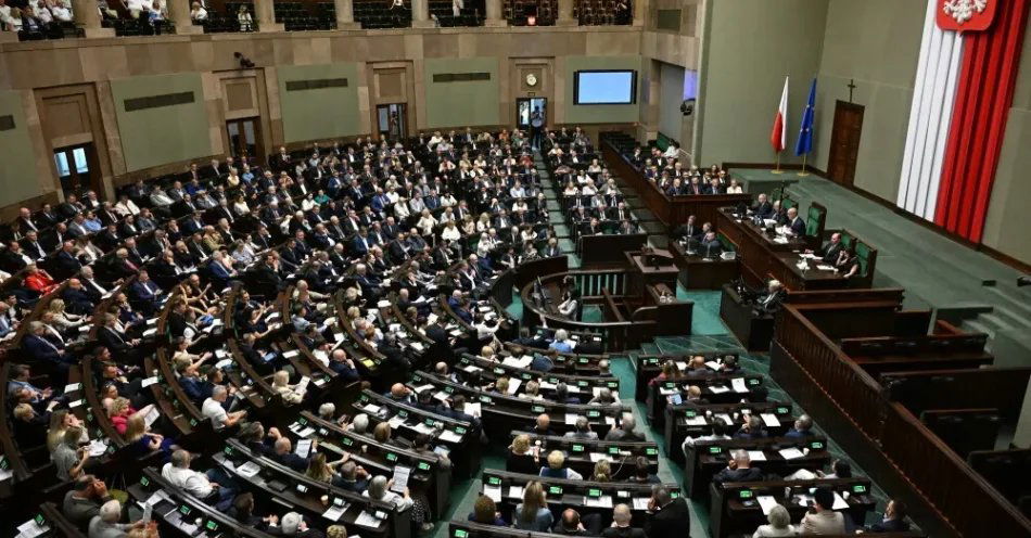 zdjęcie: Sejm uczcił pamięć uczestników Powstania Warszawskiego oraz ludności cywilnej Warszawy / Warszawa, 31.07.2026. Posłowie na sali plenarnej Sejmu, 31 bm. Izba podjęła uchwałę ws. uczczenia pamięci uczestników Powstania Warszawskiego. (amb) PAP/Radek Pietruszka