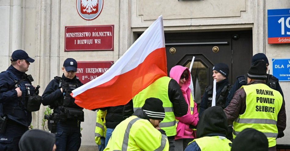 zdjęcie: Rolnicy przebywają w budynku ministerstwa; oficjalnych rozmów obecnie nie ma / fot. PAP