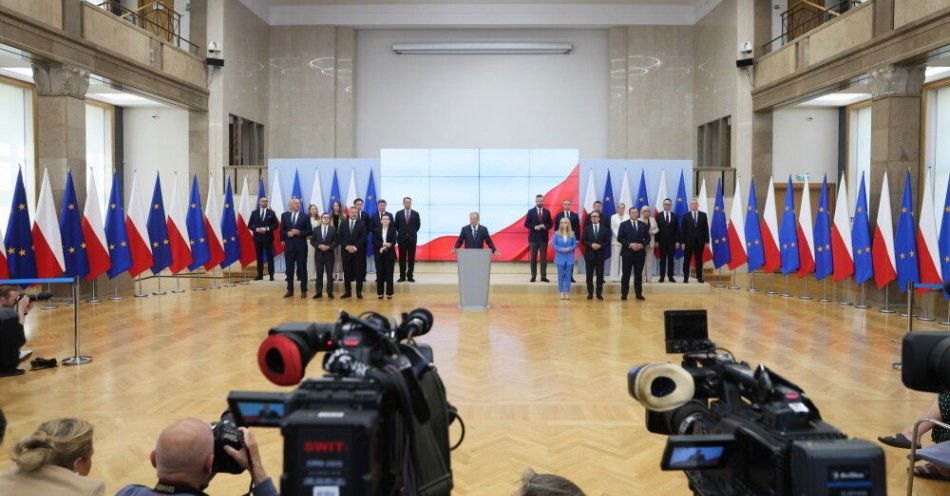 zdjęcie: Premier przedstawił skład nowego rządu; w komentarzach wybrzmiewa m.in. awans Sikorskiego / fot. PAP