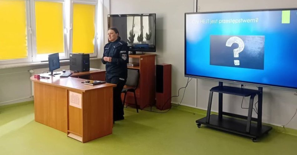 zdjęcie: Uczniowie z Ożarowa uczą się o zagrożeniach w sieci / fot. KPP Opatów Uczestnicy spotkania