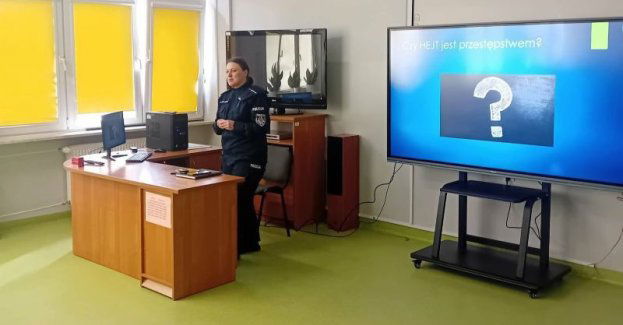 Uczniowie z Ożarowa uczą się o zagrożeniach w sieci