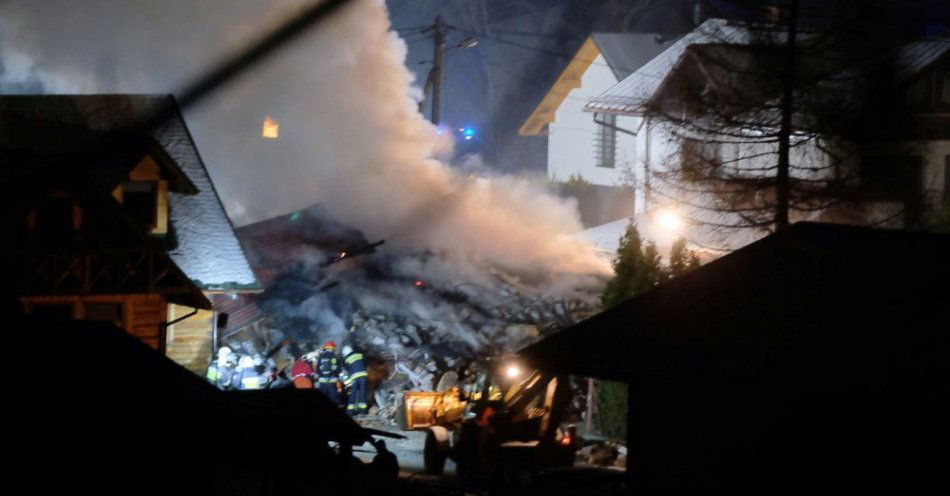 zdjęcie: Rozpoczęła się rozprawa odwoławcza ws. wybuchu gazu w Szczyrku / Szczyrk, 04.12.2019. Akcja ratunkowa w miejscu wybuchu gazu, do którego doszło 4 bm. ok. godz. 19:00 w domu jednorodzinnym w Szczyrku. Wybuch spowodował pożar i zawalenie się domu. Z informacji udzielonych przez działającą na miejscu straż pożarną wynika, że w domu prawdopodobnie mieszkało dziewięć osób. Na miejscu w akcji ratunkowej uczestniczy 12 zastępów strażaków oraz inne służby.   (kf) PAP/Hanna Bardo