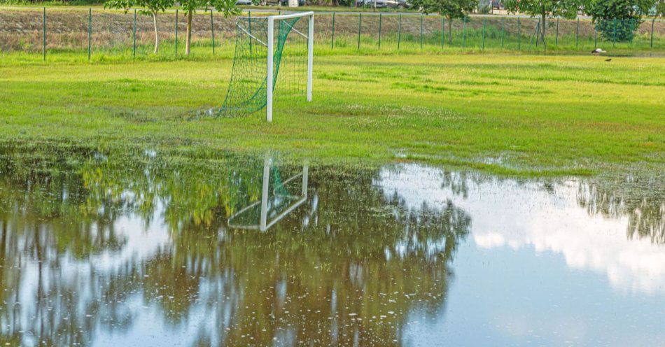 zdjęcie: Zalane obiekty sportowe w Prudniku, hala w Nysie na razie bezpieczna / v17096281