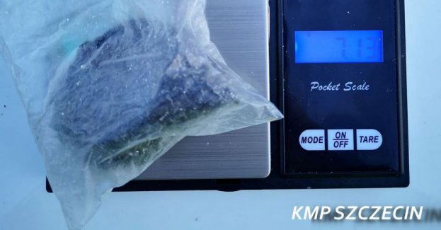 Nie zatrzymał się do kontroli. Nie miał uprawnień do kierowania pojazdami, był nietrzeźwy i miał w aucie środki odurzające