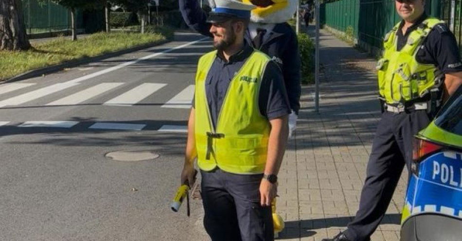 zdjęcie: Policjanci czuwali nad bezpieczeństwem uczniów w Świnoujściu / fot. KMP w Świnoujściu