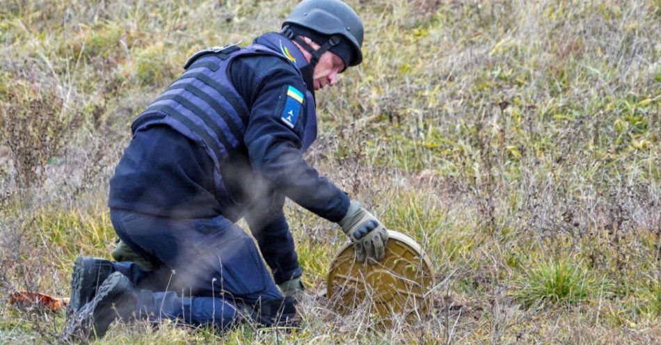 zdjęcie: Około 30 proc. terytorium kraju jest pokryte minami i materiałami wybuchowymi / fot. PAP