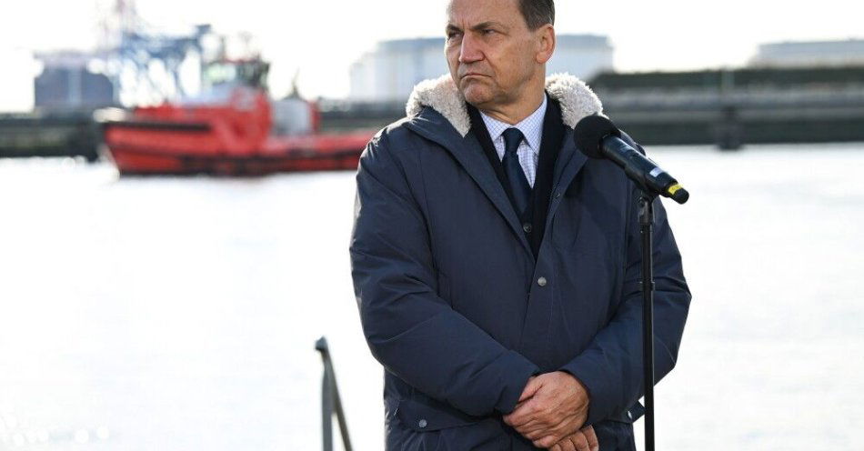 zdjęcie: Sikorski: Bałtyk kluczowym dla Polski obszarem rozwoju gospodarczego i bezpieczeństwa / Gdańsk, 02.10.2025. Wicepremier, minister spraw zagranicznych Radosław Sikorski podczas wizyty studyjnej w Porcie Gdańsk, 2 bm. (ad) PAP/Adam Warżawa