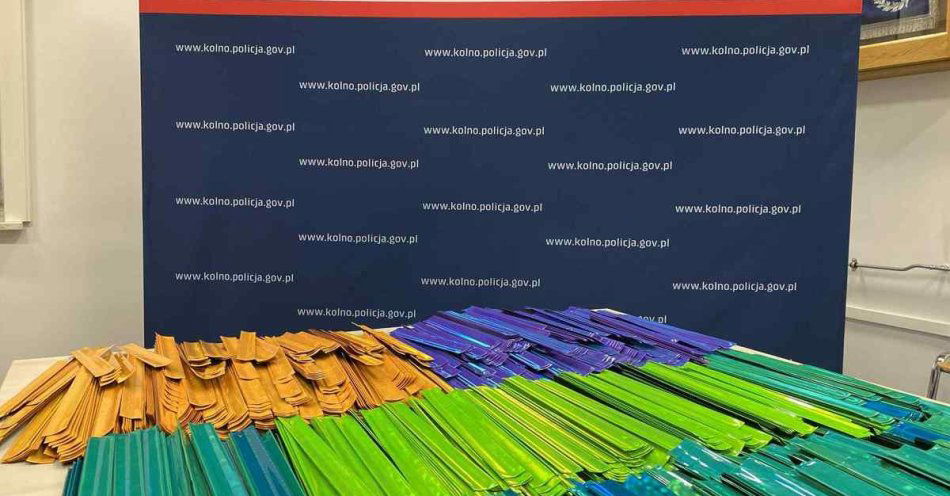 zdjęcie: Blisko 3 tysiące opasek odblaskowych dla uczniów powiatu / fot. KPP Kolno