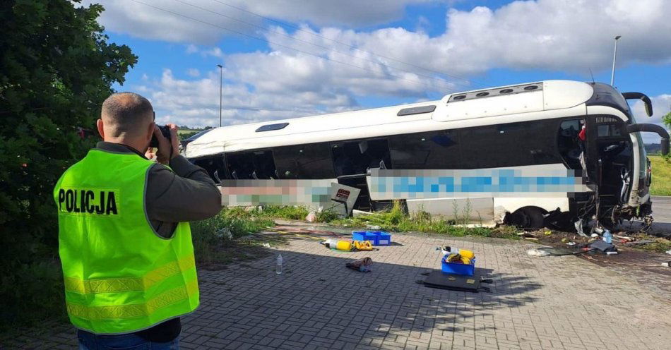 zdjęcie: Wypadek autokaru na DK-17 w Zakręciu / fot. KPP Krasnystaw