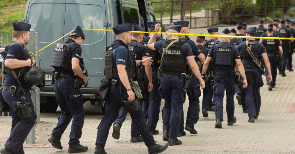 zdjęcie: Czwarta doba obławy w Starej Wsi - policja uruchomiła infolinię / fot. PAP