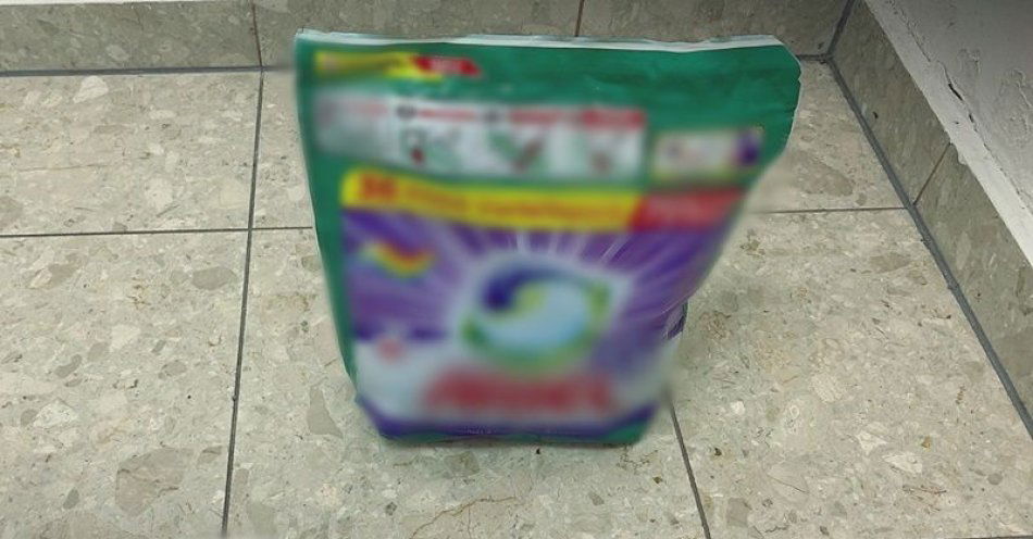 zdjęcie: Ponownie ostrzegamy, że przyklejanie cen tańszych produktów na droższe jest oszustwem. 54-latek za przestępstwo odpowie teraz przed sądem / fot. KMP w Wałbrzychu