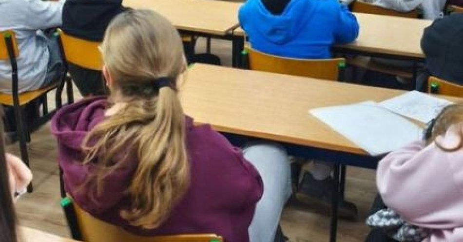 zdjęcie: Policjanci uczą młodzież o hejcie i bezpiecznym internecie / fot. KPP w Sztumie