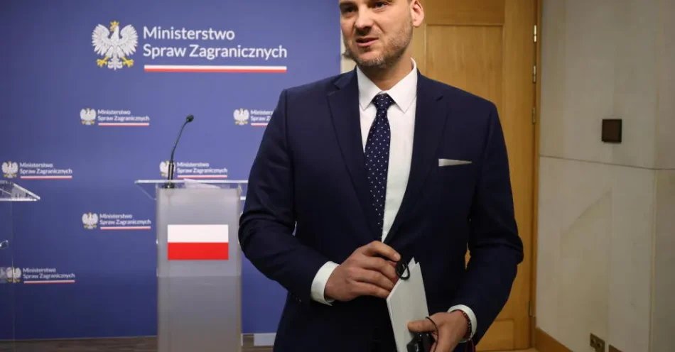 zdjęcie: Rzecznik MSZ: lot samolotu specjalnego na Węgry między godz. 18 a 20 / Warszawa, 26.01.2026. Rzecznik prasowy MSZ Maciej Wewiór podczas wspólnej konferencji prasowej wicepremiera, ministra spraw zagranicznych Radosława Sikorskiego z ministrem spraw zagranicznych Królestwa Arabii Saudyjskiej księciem Faisalem bin Farhanem Al Saudem, 26 bm. (ibor) PAP/Albert Zawada