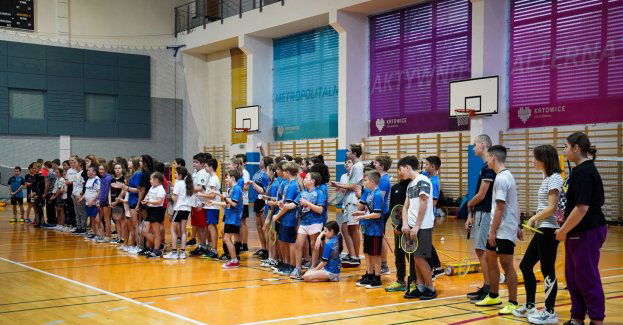 Rakiety do badmintona w akcji! Na Kolejarzu trwają mikołajkowe mistrzostwa katowickich podstawówek