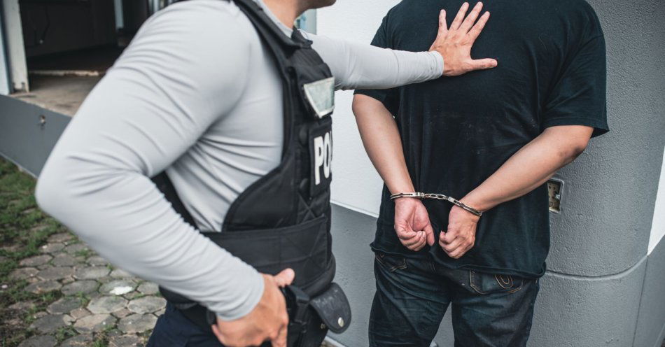 zdjęcie: Agresor osiedlowy znieważył i naruszył nietykalność policjantów / v21981567