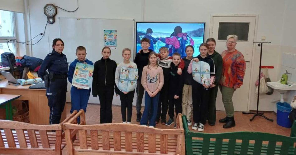 zdjęcie: Bezpieczne ferie 2026 Policjantka uczy uczniów zasad / fot. KPP w Szczecinku