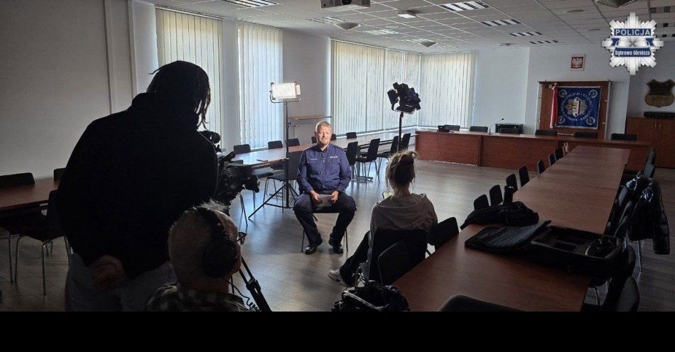 zdjęcie: Ekipa programu Ktokolwiek widział odwiedziła dąbrowską komendę / fot. KMP w Dąbrowie Górniczej