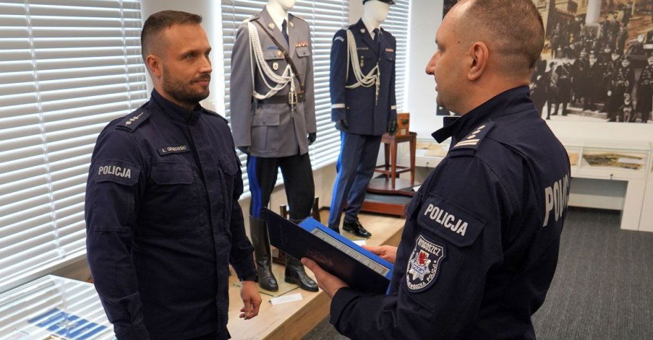 zdjęcie: Gratulacje dla toruńskiego policjanta za uratowanie życia młodej dziewczynie / fot. KMP w Toruniu
