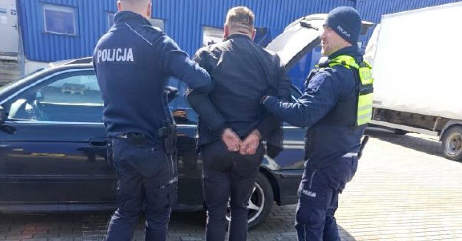 zdjęcie: Nie zatrzymał się do kontroli drogowej, kierował pod wpływem narkotyków i jechał samochodem z tablicami rejestracyjnymi należącymi do innego pojazdu / fot. KMP w Gdyni