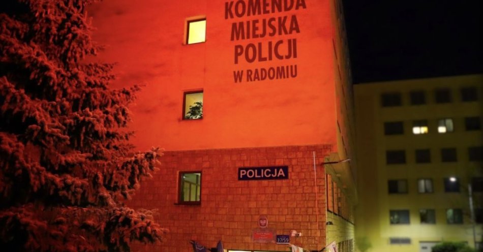 zdjęcie: Radom w czerwieni przeciw przemocy wobec dzieci / fot. KMP w Radomiu