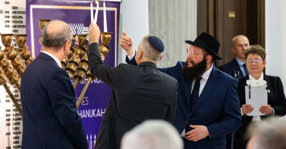 zdjęcie: W Sejmie odbyła się uroczystość zapalenia menory chanukowej / Warszawa, 15.12.2025. Rabin Szalom Ber Stambler (3L) i marszałek Sejmu Włodzimierz Czarzasty (L) podczas uroczystych obchodów Chanuki w Sejmie w Warszawie, 15 bm. Chanuka, zwana także Świętem Świateł, to jedno z najważniejszych świąt judaizmu. (ad) PAP/Albert Zawada