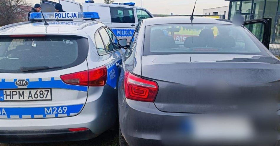 zdjęcie: Policjanci po pościgu zatrzymali sprawcę rozboju i odzyskali pieniądze seniorki / fot. KPP Augustów