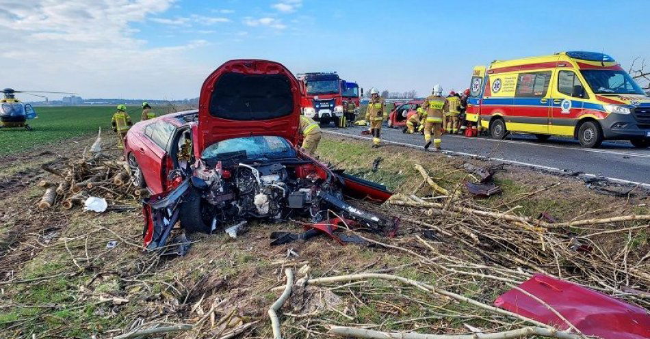 zdjęcie: Policjanci pracowali przy tragicznym wypadku na DK 25 w pobliżu Ględowa, gdzie zderzyły się czołowo dwa samochody osobowe / fot. KPP w Człuchowie