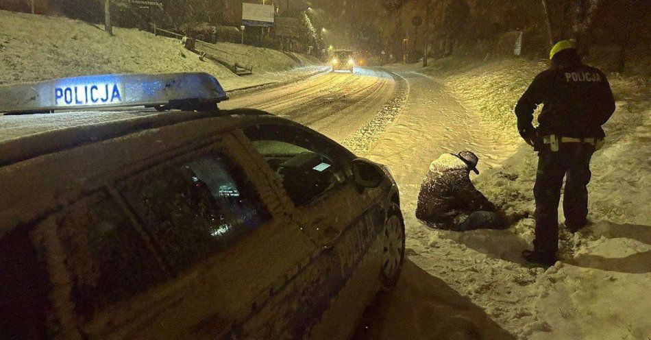 zdjęcie: Mężczyzna spał na chodniku w mrozie. Policjanci uratowali mu życie / fot. KPP w Wodzisławiu Śląskim