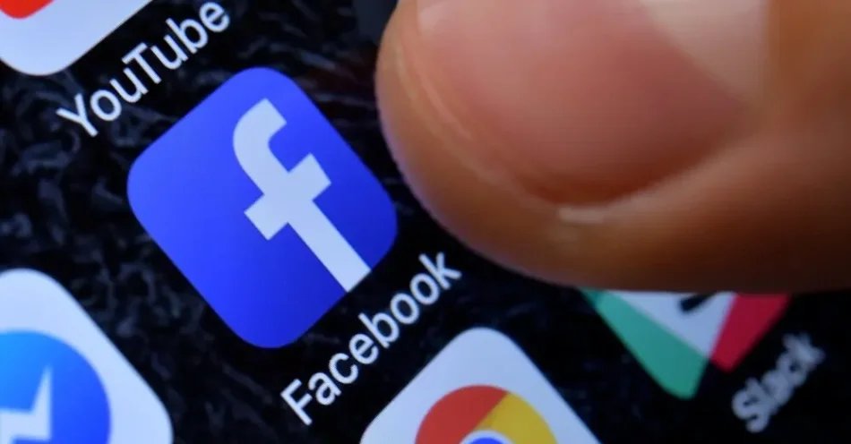 zdjęcie: Meta wprowadzi dodatkowe środki ochrony w Polsce, by wyłapywać więcej oszustw / Zbliżenie pokazujące aplikację Facebook na iPhonie w Kaarst w Niemczech, 08 listopada 2017. EPA/SASCHA STEINBACH ILLUSTRATION Dostawca: PAP/EPA.