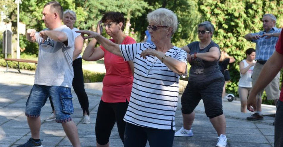 zdjęcie: Tai Chi w parku - wakacyjny relaks nad stawem / fot. UM Grudziądz