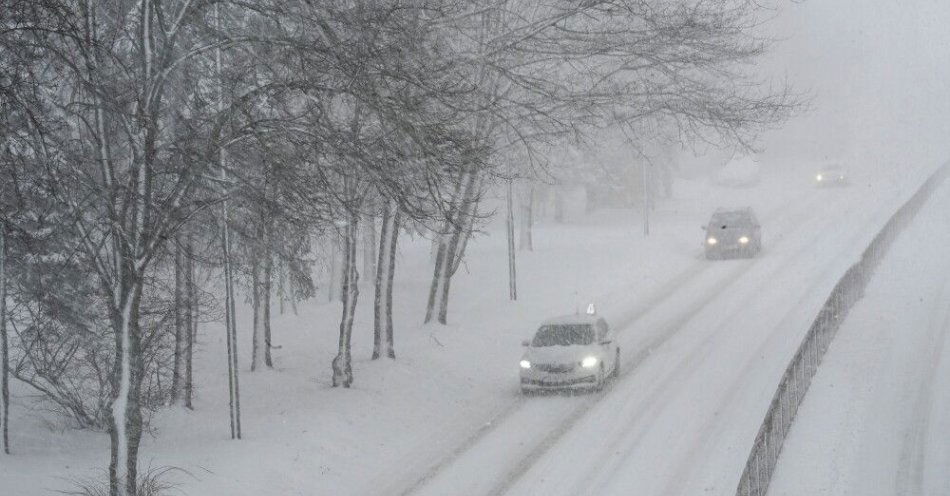 zdjęcie: RCB: w ostatni weekend z wychłodzenia zmarły dwie osoby / Koszalin, 03.01.2026. Zasypane śniegiem po intensywnych nocnych opadach ulice Koszalina, 3 bm. Na północno-zachodnim Pomorzu oraz w północno-wschodniej części woj. zachodniopomorskiego obowiązują ostrzeżenia przed intensywnymi opadami śniegu, które powodują przyrost pokrywy śnieżnej miejscami do 40 cm. W związku z tym Rządowe Centrum Bezpieczeństwa wydało alerty. (pk/amb) PAP/Piotr Kowala