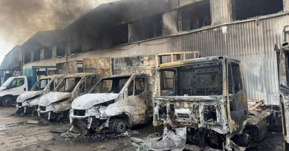 zdjęcie: Gdynia: pożar hali magazynowej przy ul. Północnej; z ogniem walczy około 30 zastępów PSP / Gdynia, 22.04.2026. Pożar hali magazynowej przy ul. Północnej w Gdyni, 22 bm. Ogień objął zgromadzoną wewnątrz makulaturę i przeniósł się na zaparkowane na zewnątrz pojazdy. Z ogniem walczy około 30 zastępów PSP. (mr) PAP/KM PSP Gdynia HANDOUT EDITORIAL USE ONLY NO SALES ***Do tego materiału zdjęciowego dostępna jest również depesza w systemie CSI, pt.: Gdynia/ Pożar hali magazynowej przy ul. Północnej; z ogniem walczy około 30 zastępów PSP***