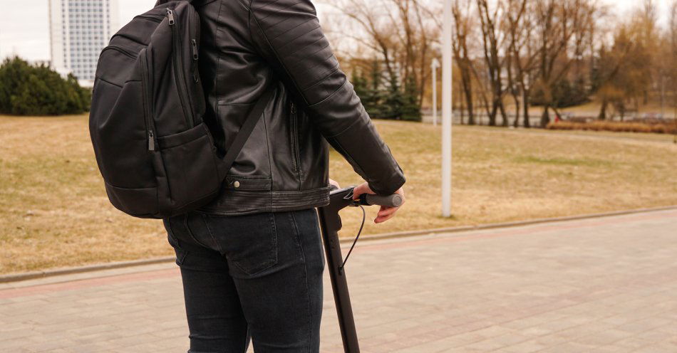 zdjęcie: Policjanci bardzo szybko odzyskali skuter osoby niepełnosprawnej, zatrzymany został złodziej i paserka. Sprawca kradzieży trafił do zakładu karnego / v3259128