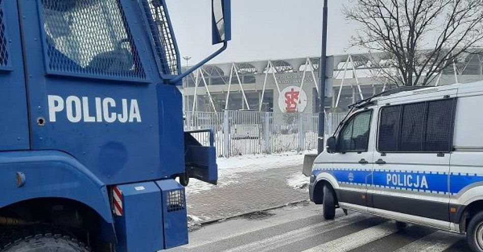 zdjęcie: Mecz podwyższonego ryzyka pod nadzorem łódzkich policjantów / fot. KMP w Łodzi