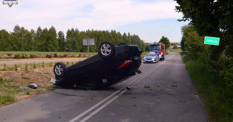 zdjęcie: Dachowanie osobówki w Zalesiu / fot. KMP Zamość