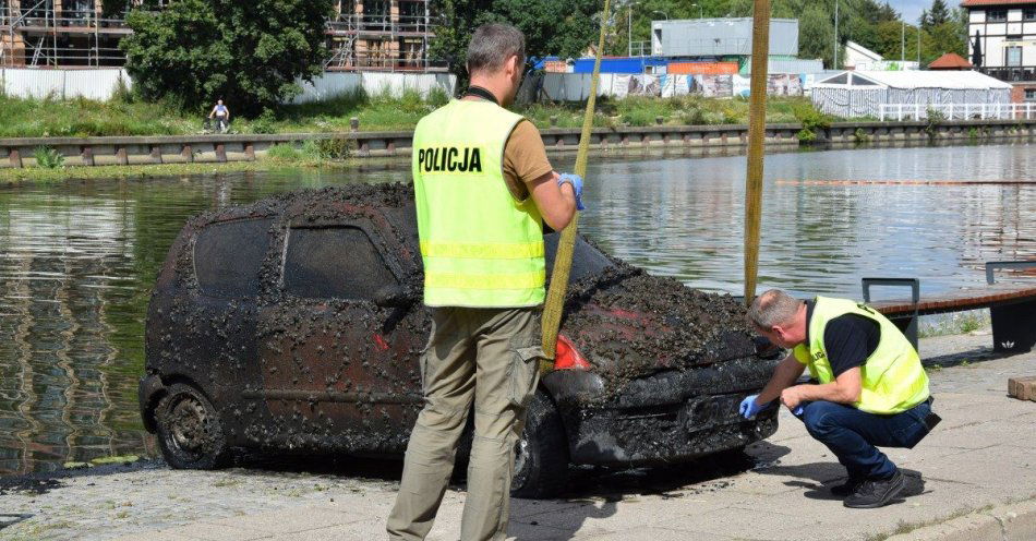 zdjęcie: Wraki pojazdów wydobyte z rzeki Elbląg / fot. KMP w Elblągu