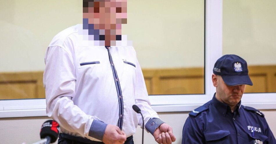 zdjęcie: 20 lat więzienia dla oskarżonego o zabójstwo księdza z Kłobucka / Częstochowa, 15.12.2025. Obwiniony Tomasz J. (L) na sali Sądu Okręgowego w Częstochowie, 15 bm. Mężczyzna jest oskarżony o zabójstwo w lutym 2025 roku proboszcza parafii pw. NMP Fatimskiej w Kłobucku ks. Grzegorza Dymka. Duchowny został zamordowany podczas napadu rabunkowego na plebanię. (wd/amb) PAP/Waldemar Deska

***UWAGA BRAK ZGODY NA PUBLIKACJĘ WIZERUNKU I DANYCH OSOBOWYCH OSKARŻONEGO***