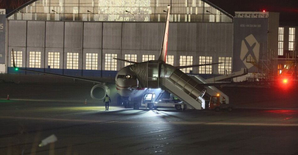 zdjęcie: Dowództwo Operacyjne: po godz. 20 w Warszawie wylądował pierwszy z dwóch samolotów z Rijadu / Warszawa, 06.03.2026. Jeden z samolotów Sił Powietrznych RP z Polakami ewakuowanymi z Bliskiego Wschodu po wylądowaniu na lotnisku Okęcie w Warszawie, 6 bm. Dwa rządowe samoloty Boeing-737 przyleciały z portu lotniczego Muskat w Omanie. W pierwszej kolejności ewakuowano osoby potrzebujące pomocy medycznej. (jm) PAP/Leszek Szymański