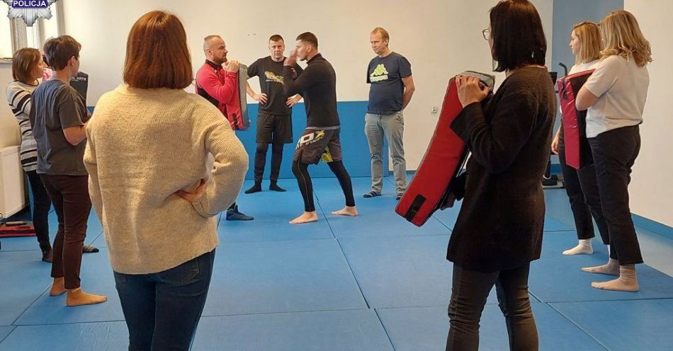 zdjęcie: Pracownicy socjalni uczyli się samoobrony / fot. KMP Zamość