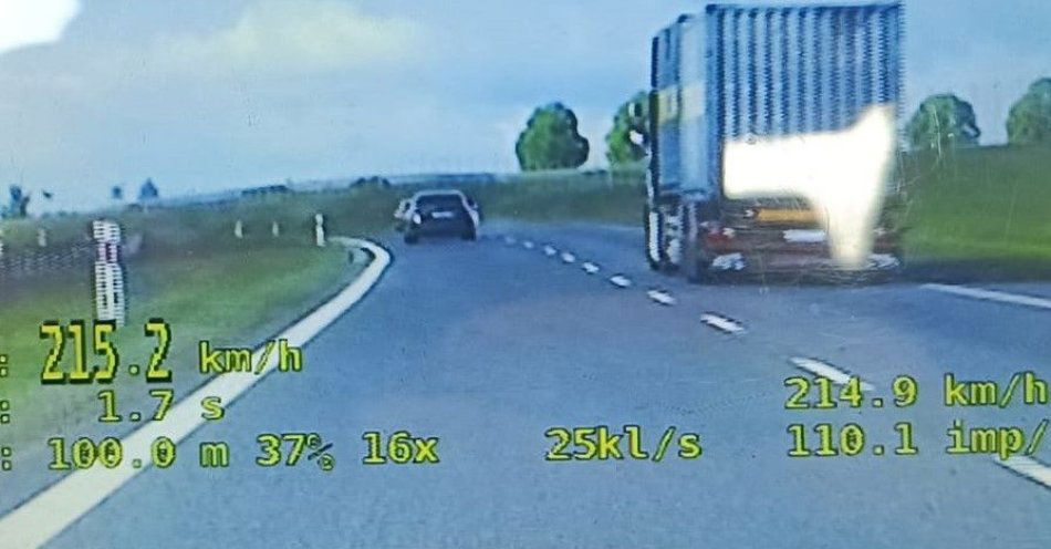 zdjęcie: 2500 zł mandatu i 15 punktów karnych - konsekwencja jazdy z prędkością 215 km/h po drodze S7 / fot. KPP w Nidzicy