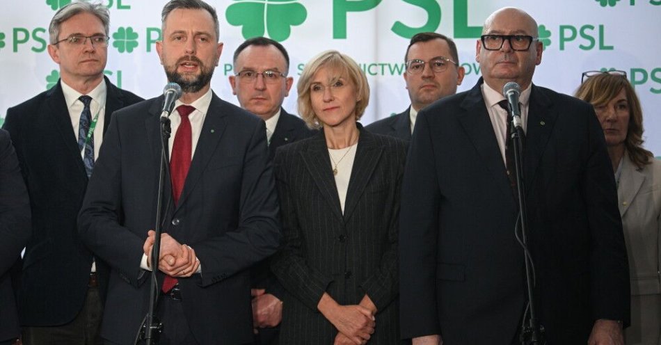zdjęcie: PSL zapowiedziało poselskie projekty ustaw, w tym dotyczące służby zdrowia / Warszawa, 28.03.2026. Prezes PSL, wicepremier, minister obrony narodowej Władysław Kosiniak-Kamysz (2L), Przewodniczący Rady Naczelnej ugrupowania, wicemarszałek Sejmu Piotr Zgorzelski (2P), minister rolnictwa i rozwoju wsi Stefan Krajewski (3P), posłanka PSL Urszula Pasławska (4P) oraz europoseł PSL Adam Jarubas (L) na konferencji prasowej po posiedzeniu Rady Naczelnej Polskiego Stronnictwa Ludowego, 28 bm. w Warszawie. (amb) PAP/Marcin Obara