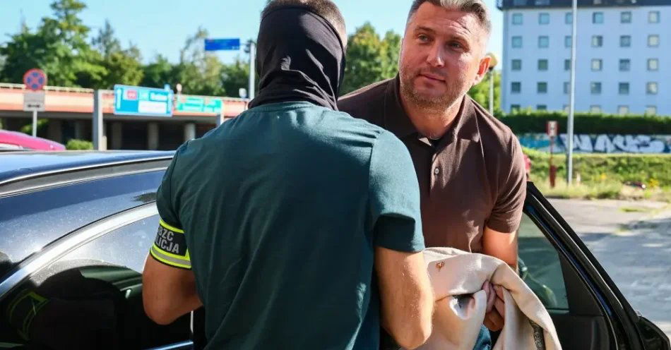 zdjęcie: Obrońca: sąd odroczył sporządzenie uzasadnienia decyzji o aresztowaniu Piesiewicza / Katowice, 27.08.2026. Prezes Polskiego Komitetu Olimpijskiego Radosław Piesiewicz (P) doprowadzany do siedziby Prokuratury w Katowicach, 27 bm. Radosław Piesiewicz został zatrzymany w Warszawie, w ramach śledztwa w sprawie ZondaCrypto. (amb) PAP/Kasia Zaremba
