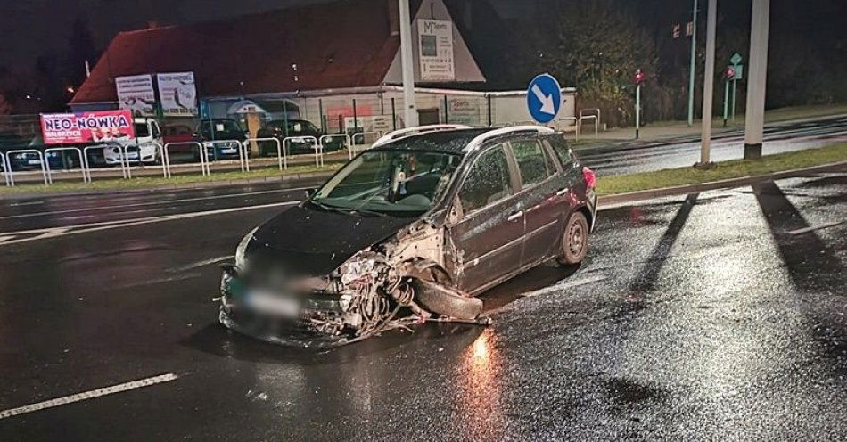 zdjęcie: 36-latek mający blisko 4 promile alkoholu w organizmie i zakaz sądowy, wjechał na skrzyżowaniu w inny samochód. Uczestnicy kolizji dosłownie oszukali / fot. KMP w Wałbrzychu