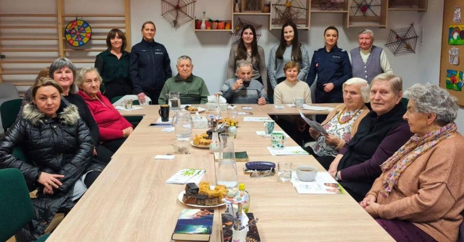 zdjęcie: Policjantki uczą seniorów z Okala jak unikać oszustw i przemocy / fot. KPP Puławy