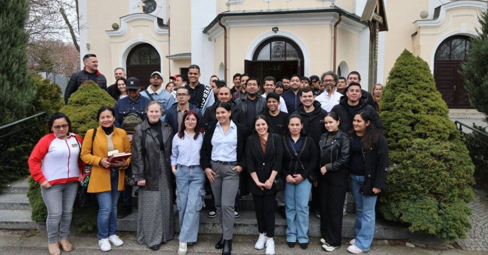 zdjęcie: Opolskie: msza po hiszpańsku i spotkanie wielkanocne dla pracowników z Ameryki Łacińskiej / Kamień Śląski, 12.04.2026. Spotkanie wielkanocne dla pracujących w woj. opolskim osób z Ameryki Łacińskiej, głównie obywateli Kolumbii, 12 bm. w Kamieniu Śląskim. (aldg) PAP/Krzysztof Świderski
***Do tego materiału zdjęciowego dostępna jest również depesza w systemie CSI, pt.: Opolskie/ Msza po hiszpańsku i spotkanie wielkanocne dla pracowników z Ameryki Łacińskiej***