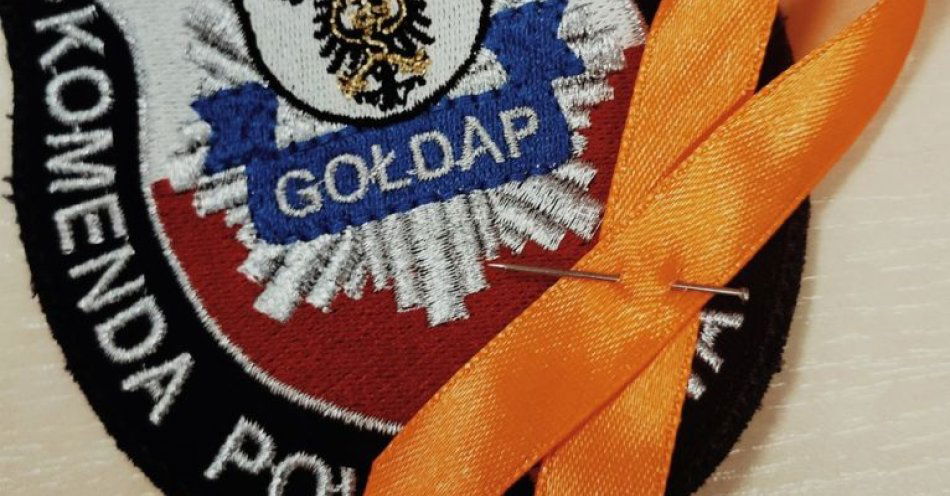 zdjęcie: Gołdapska policja wspiera kampanię Pomarańczowej Wstążki / fot. KPP w Gołdapi