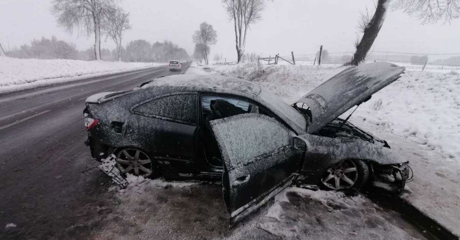 zdjęcie: Dachowanie pojazdu w Ujazdówku. Jedna osoba została ranna / fot. KPP w Ciechanowie