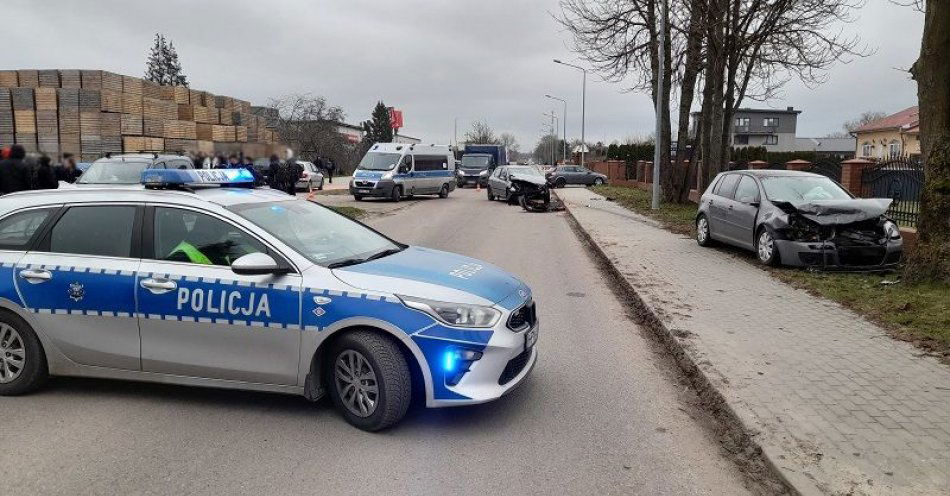 zdjęcie: Policjanci wyjaśniają okoliczności wypadku drogowego / fot. KPP w Lęborku